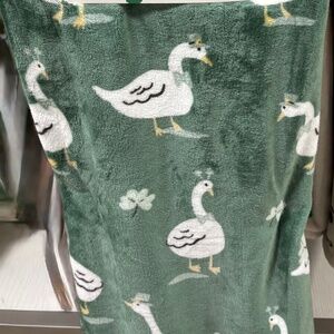 ENVOGUE OVERSIZED ST PATRICKS DAY THROW BLANKET  IRISH DUCKS/GEESE CLOVERS NEW